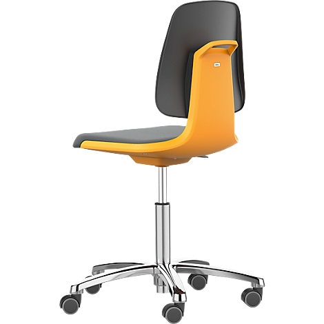 Een moderne bureaustoel, voornamelijk oranje en grijs, met wieltjes en een chromen voet.