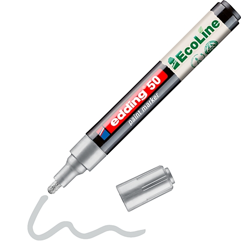 Ein silberfarbener Edding 50 Paint Marker, daneben liegt die Kappe, eine weiße Linie wurde gemalt.