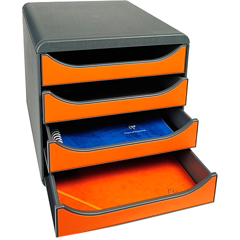 Grijze, drielaags papiersorteerder met oranje laden. Bovenop ligt een open blauw notitieboek.