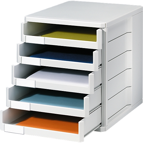 Witte kantoor papiertoren met vijf laden met gekleurde bodems, staand op een witte achtergrond.