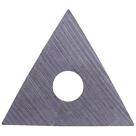 Métal gris triangulaire avec un trou circulaire au milieu. La surface présente un grain fin.