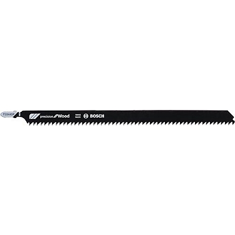 Gros plan sur une lame de scie pour le bois avec une surface noire et des dents fines. L'inscription "precision Wood BOSCH" est visible.