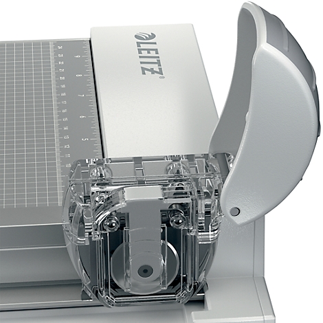 Gros plan d'une massicot et coupe-photos blanc avec le logo Leitz. Le protège-lame transparent est ouvert.