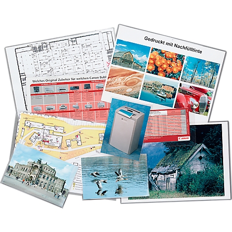 Een collage van verschillende prints, waaronder kaarten, foto's en diagrammen, met een papiermachine in het midden.