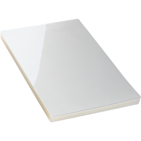 Een wit, rechthoekig object met een glanzend oppervlak. De randen zijn afgerond en beige.