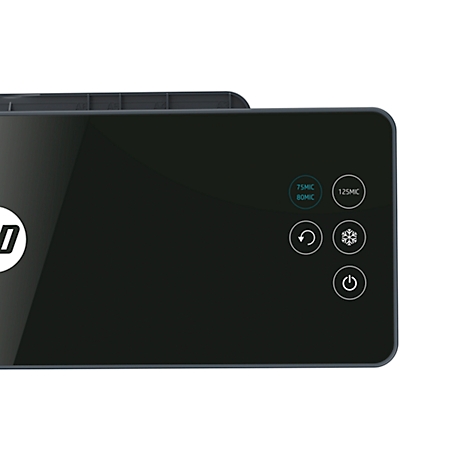 Nahaufnahme eines schwarzen Bedienfelds mit Leuchttasten und HP-Logo.