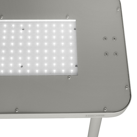 Gros plan sur une lampe LED avec une surface argentée, composée de nombreuses petites LED. Le design est moderne et minimaliste.