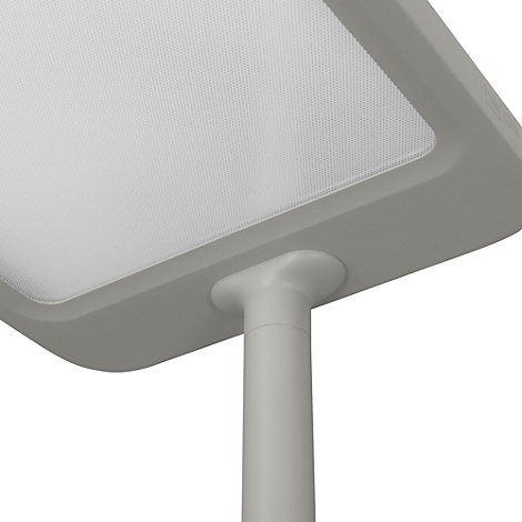 Gros plan d'une lampe LED grise. L'abat-jour est rectangulaire avec des coins arrondis et une surface texturée. Le poteau est rond.