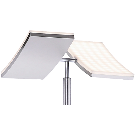 Un lampadaire moderne avec deux éléments lumineux rectangulaires blancs qui s'inclinent vers le haut et sont reliés par un poteau argenté.