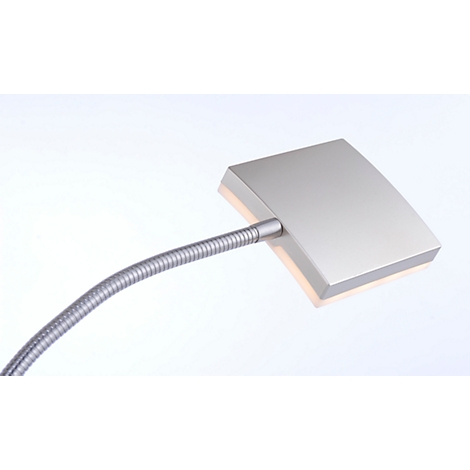 Une lampe de bureau argentée avec un col flexible et une tête de lampe rectangulaire.