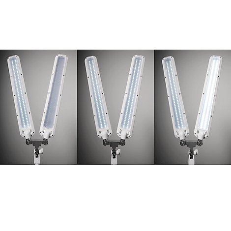 Trois images d'une source de lumière. La lampe possède deux longs luminaires blancs qui s'ouvrent comme un 'V'. De gauche à droite, la luminosité augmente.