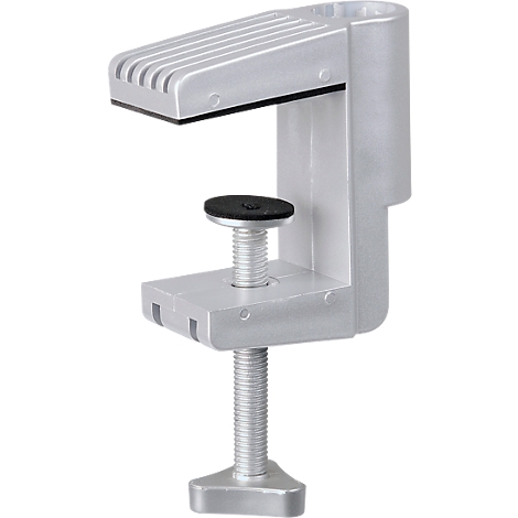 Pince de bureau argentée, vis et fixation en détail. Partie supérieure avec renfoncements, partie inférieure pour le serrage.