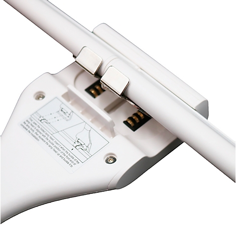 Gros plan d'un appareil blanc avec un stylo, des contacts de batterie et un support.