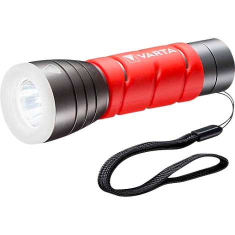 Lampe de poche noire et rouge de Varta. Avec une poignée rouge, une tête noire et une dragonne. La lumière brille vivement.