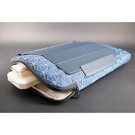 Housse de tablette à motifs bleus et blancs avec tablette et clavier. Fermeture éclair sur le côté.