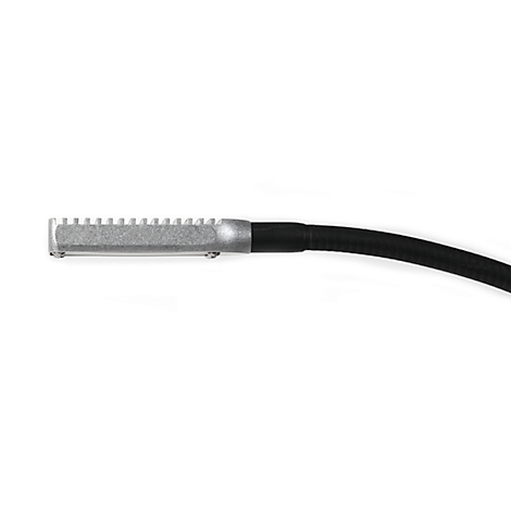 Gros plan d'une tête en métal grise et nervurée avec un câble noir sur fond blanc.