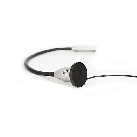 Une sonde métallique avec une tête noire et ronde et un câble flexible repose sur un fond blanc.