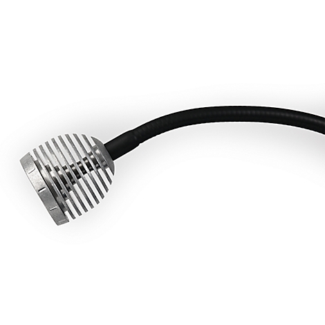 Gros plan d'une lampe LED avec un bras noir flexible. La tête de la lampe est argentée et possède des lamelles.