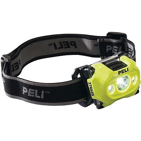 Lampe frontale jaune et noire avec l'inscription Peli. La lampe brille intensément. Le bandeau porte l'inscription Peli.