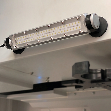 Lampe LED fixée sur un support métallique, fixée avec des ventouses, en détail.