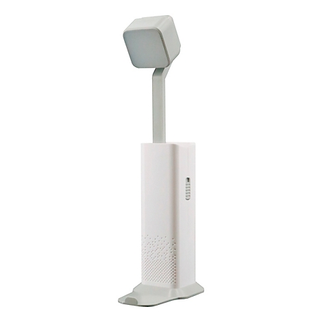 Lampe de bureau blanche avec une tête de lampe carrée. La base est large et plate, la tige et la tête sont angulaires.
