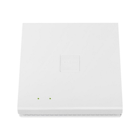 Ein weiÃŸer, quadratischer Router, Logo oben mittig, zwei grÃ¼ne Lichter darunter.