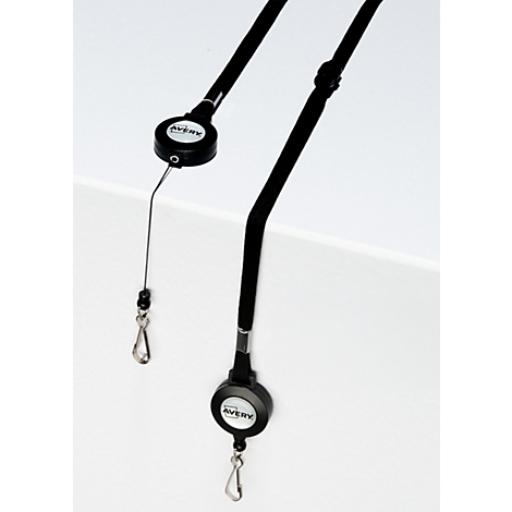 Deux cordons noirs avec enrouleur et logo Avery suspendus sur un bord blanc.