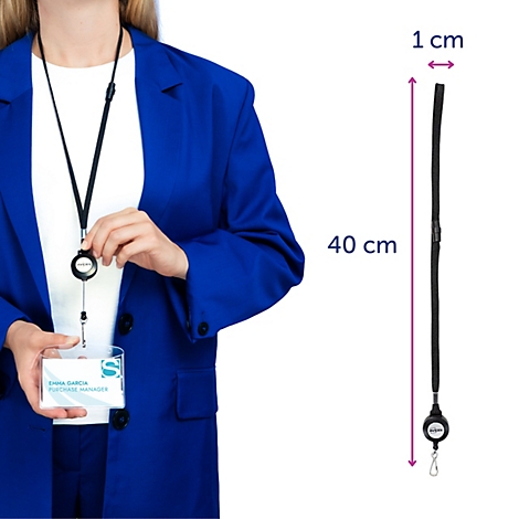 Personne en blazer bleu portant un cordon noir avec porte-badge et mécanisme à enrouleur, avec dimensions indiquées.