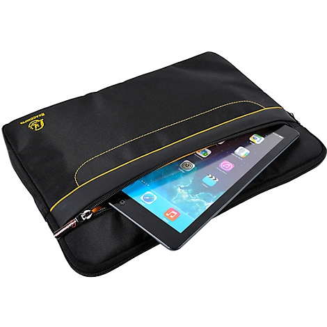 Schwarze Tablet-Hülle mit Reißverschluss. Ein Tablet wird aus der Tasche herausgeschoben, gelbe Ziernähte und ein Logo.