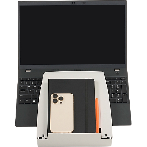 Grijze laptop, een open notitieboek, een smartphone en een pen liggen op een witte bureau organizer.