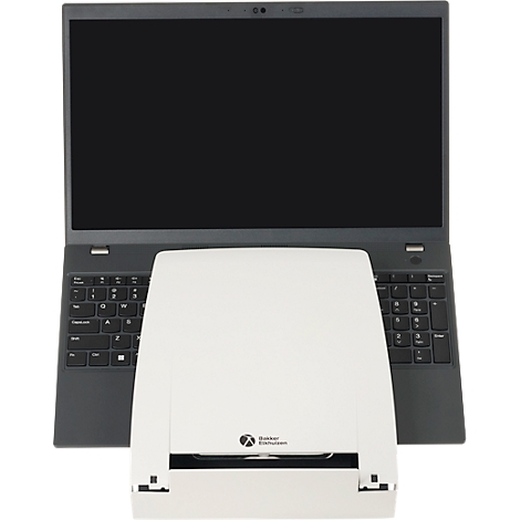 Een witte printer voor een open laptop. Het scherm is zwart. Het label van de printer is zichtbaar.