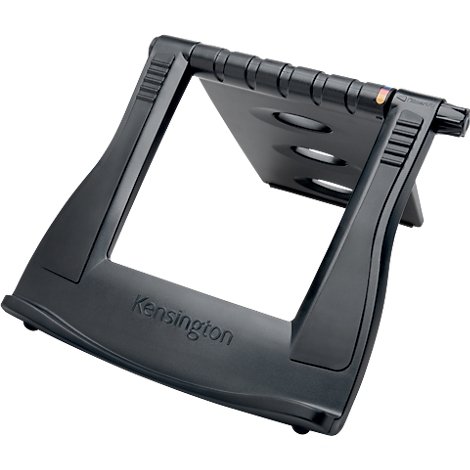Zwarte laptopstandaard van Kensington. Het product is lichtjes gekanteld om de kijkhoek te verbeteren voor een betere ergonomie.
