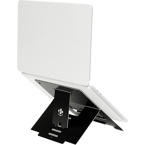 Een witte laptop op een zwarte laptopstandaard. De standaard heeft een logo.