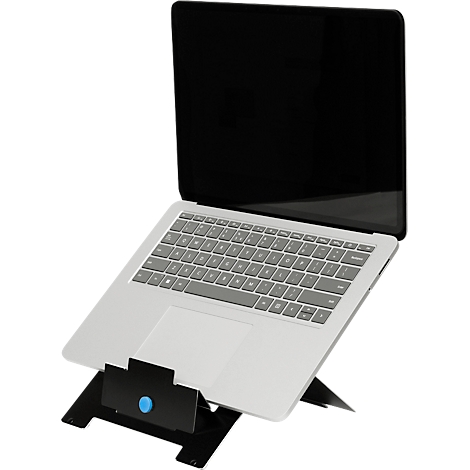 Een zilveren laptop op een zwarte standaard met blauwe accenten. Het scherm is zwart.