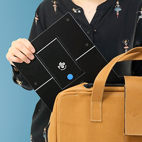 Persoon houdt een zwarte tablet en een kaart met blauwe stip vast. Daarnaast een bruine leren tas.