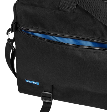 Zwarte tas met ritssluiting en blauwe voering. De schouderriem en een kleine patch met "LIGHTTRAK" zijn zichtbaar.