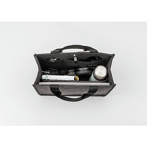 Grijze vilten organizer gevuld met laptop, koptelefoon, waterfles en accessoires, tegen een witte achtergrond.