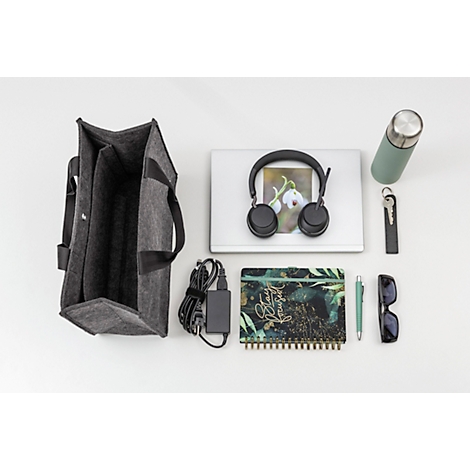 Graue Filztasche, Laptop, Kopfhörer, Notizbuch, Sonnenbrille und Trinkflasche auf weissem Grund.