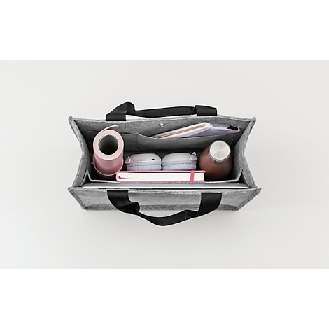 Graue Filztasche mit Inhalt: Yogamatte, Kopfhörer, Notizbuch, Wasserflasche. Schwarze Griffe.