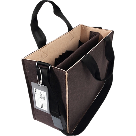 Braune Filz-Tasche mit schwarzen Henkeln und Innenfächern. Ein Anhänger hängt an einem Metallring.