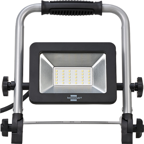 Ein tragbarer LED-Arbeitsstrahler auf einem stabilen Ständer, silberner Rahmen mit schwarzem Lampengehäuse.