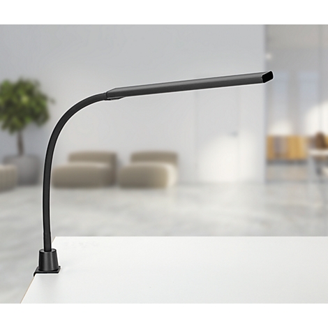Een zwarte bureaulamp met een flexibele arm, bevestigd aan een tafel.