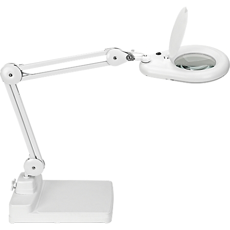 Witte vergrootlamp met zwenkarm en ronde lens. De lens is gedeeltelijk omhooggeklapt.
