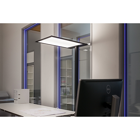 Schreibtisch mit Lampe. Ein moderner Arbeitsplatz mit Bildschirm und Leuchte.