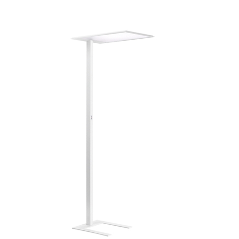 Eine schlanke, weiße Stehlampe mit rechteckigem Leuchtkörper, der auf einem langen, vertikalen Ständer montiert ist. Die Lampe steht auf einem quadratischen Fuß.