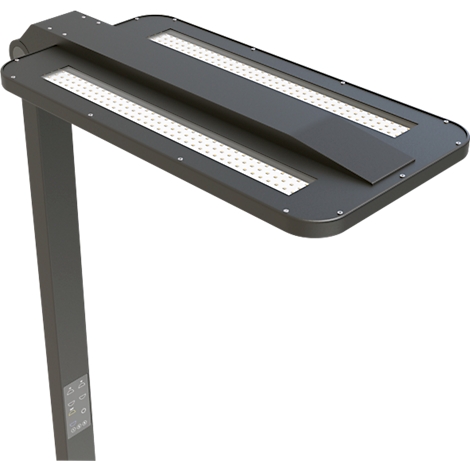 Eine moderne, dunkle Straßenlaterne mit LED-Leuchten. Sie ist an einem dunklen Mast befestigt.