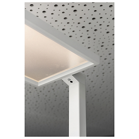 Close-up van een wit plafondlamp, gefotografeerd van onderaf. De armatuur is rechthoekig en ingebed in een witte structuur, met een gestippelde achtergrond.