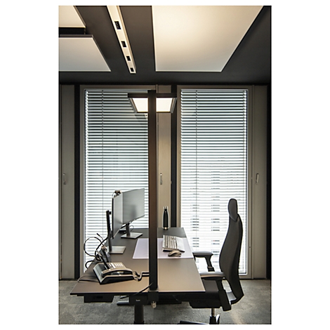 Kantoor met bureau, stoel, monitor en raam met jaloezieën. Plafondverlichting.