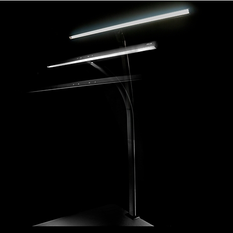 Zwarte vloerlamp met drie lichtelementen, die naar boven toe taps toelopen.