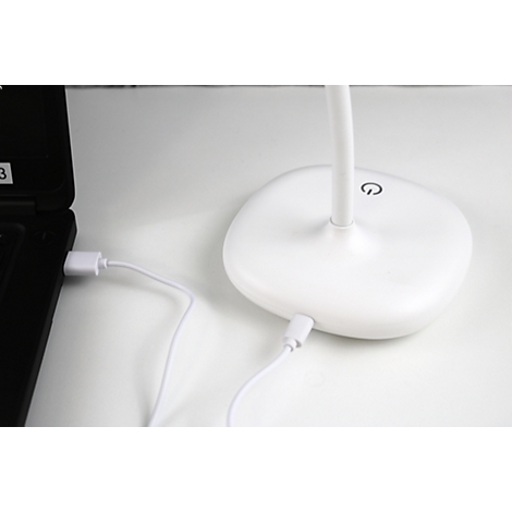 Eine weiße Schreibtischlampe mit USB-Anschluss, der mit einem Laptop verbunden ist. Auf dem Lampenfuß ist ein Ein-/Aus-Symbol.
